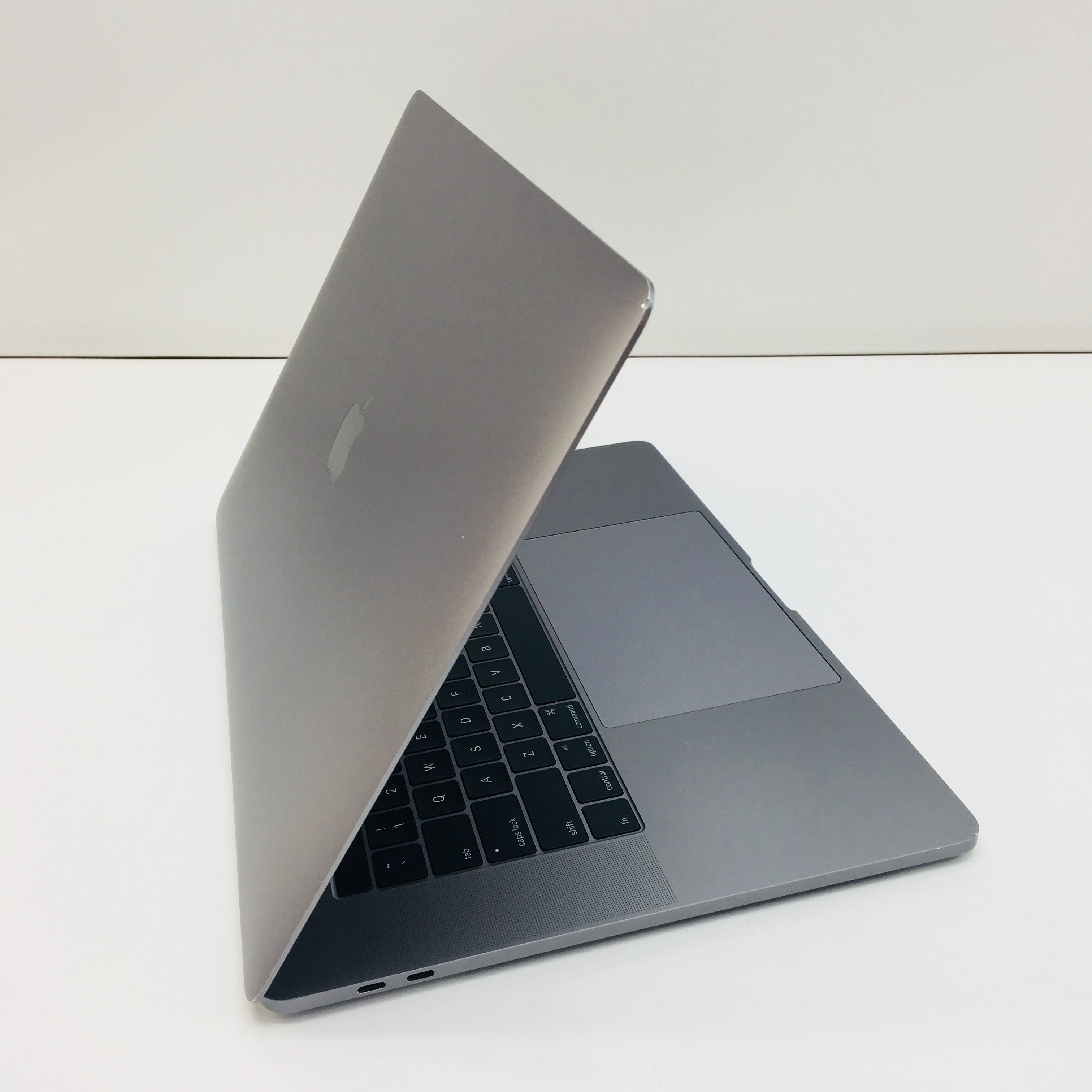 Fully Refurbished MacBook Pro 15" 2017 APP Intel Quad-Core i7 2.9 GHz